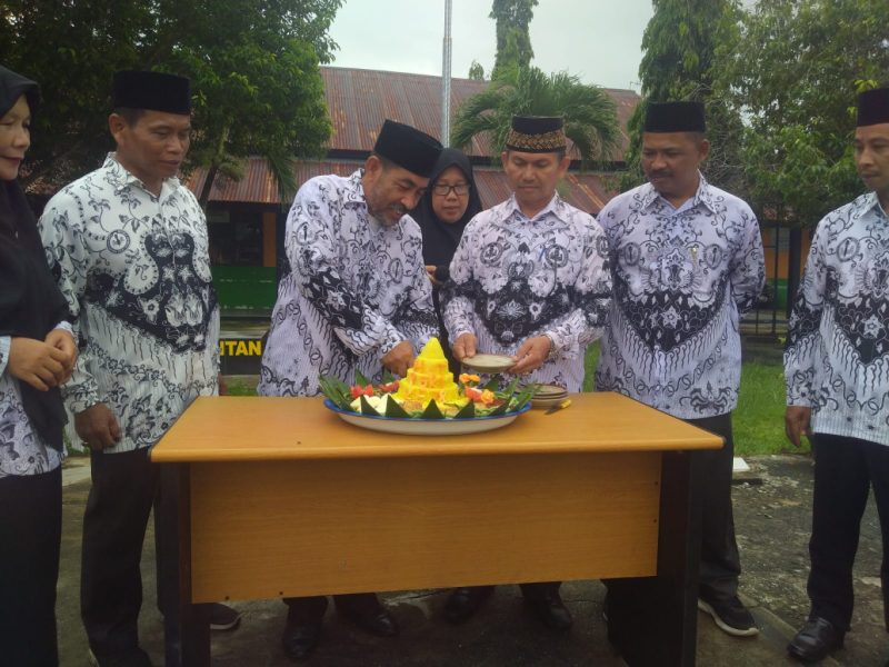 Pemotongan tumpeng HUT HGN dan PGRI ke 78